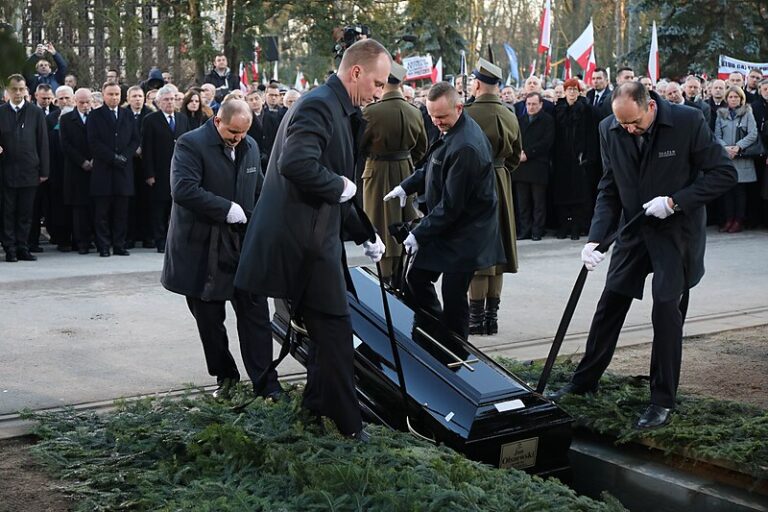 Organizacja ceremonii pogrzebowej krok po kroku